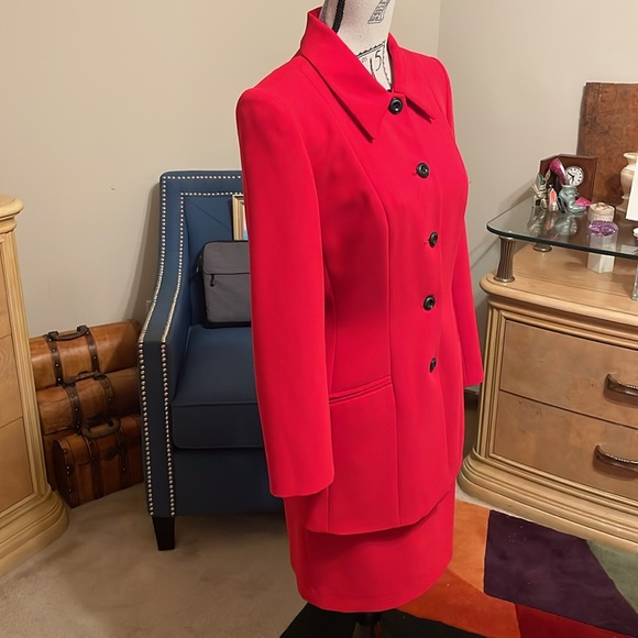 DL Deborah Laws Vintage Red 2 pc Jacket/Skirt Suit-Size 6- Detachable Fur Collar - Picture 2 of 8